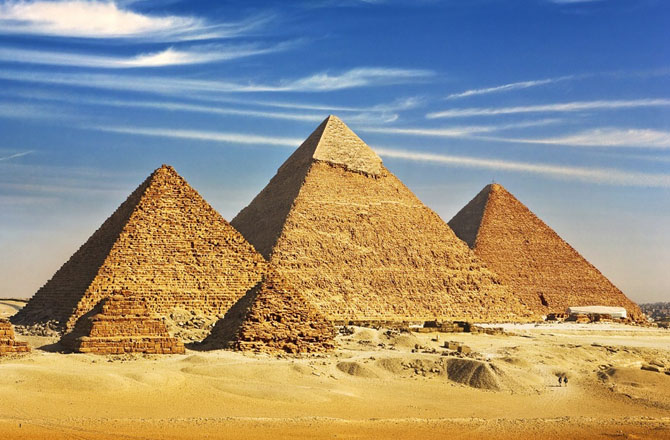 اہرام مصر،مصر، (Great Pyramid of Giza): جیزا کاعظیم اہرام ۲۵۷۰؍قبل مسیح میں بنایا گیا تھا۔ مذکورہ تمام عجائبات میں صرف یہی اب تک موجود ہے۔ خیال کیا جاتا ہے کہ اسے مکمل کرنے میں۲۰؍ سال کا عرصہ اور ایک لاکھ کارکنوں کی مدد لگی تھی۔ اسے ایک کمپلیکس کے حصے کے طور پر بنایا گیا تھا۔