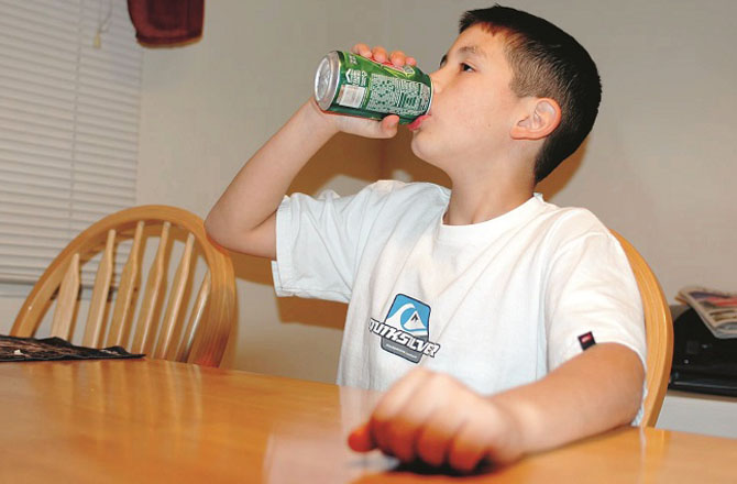 مشروبات(Soft drinks): &nbsp;مشروبات، خاص طور پر سافٹ ڈرنکس، خلا میں بلبلے نہیں بناتے ہیں اور اس کی وجہ سے انہیں خلا میں نہیں پیا جاسکتا ہے۔ یہی وجہ ہے کہ انہیں خلا میں لے جانے پر بھی پابندی ہے۔ خلا باز بنیادی طور پر خلا میں پانی پیتے ہیں۔ پانی کے علاوہ انہیں خاص قسم کے مشروبات دیئے جاتےہیں۔