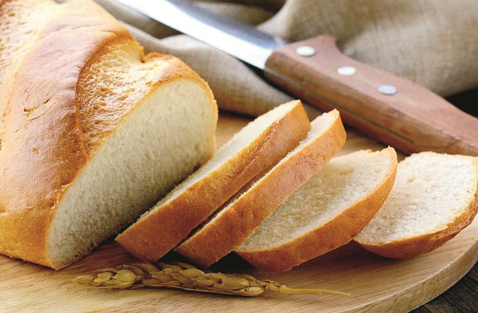 بریڈ(Bread): کئی ممالک میںبریڈ پسند کیا جاتا ہے۔ ہندوستان میں اسے روٹی کے متبادل کے طور پر بھی کھایاجاتا ہے لیکن خلابازوں کو خلا میں بریڈ کھانے سے منع کیا گیا ہے کیونکہ ان کیلئے اسے کھانامشکل ہو جاتا ہے۔ خلائی اسٹیشن میں بریڈ فضا میں تیرنے لگتا ہےاور ان کے ٹکڑے آنکھوں کو نقصان پہنچا سکتے ہیں۔