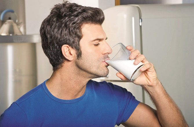تازہ دودھ (Fresh milk): تازہ دودھ کو خلا میں نہیں لے جایا جا سکتا کیونکہ ریفریجریٹر کو خلا میں لے جا کر دودھ کو ٹھنڈا نہیں رکھا جا سکتا۔ اس کے بجائے، سائنسداں ڈی ہا ئیڈریٹڈ دودھ کا استعمال کرتے ہیں۔ اس کی خاصیت یہ ہے کہ یہ بہت کم جگہ گھیرتا ہے اور اسے زیادہ ٹھنڈک کی ضرورت بھی نہیں ہوتی ہے۔