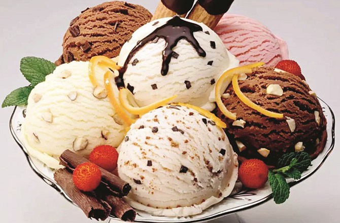 آئس کریم(Ice cream): آئس کریم کھانا کسے پسند نہیں ہوتا۔ یہ ہر عمر کے لوگوں کو مر غوب ہوتی ہے۔اسے فریج میں ایک خاص درجہ حرارت پر رکھا جاتا ہے کہ وہ پگھل نہ جائےلیکن خلا میں فریج جیسا نظام نہیں ہو سکتا۔ اس لئے ظاہر ہے کہ وہاں آئس کریم کھانا بھی ممکن نہیں۔ یہی وجہ ہے کہ خلا میں آئس کریم کھانا ممنوع ہے ۔