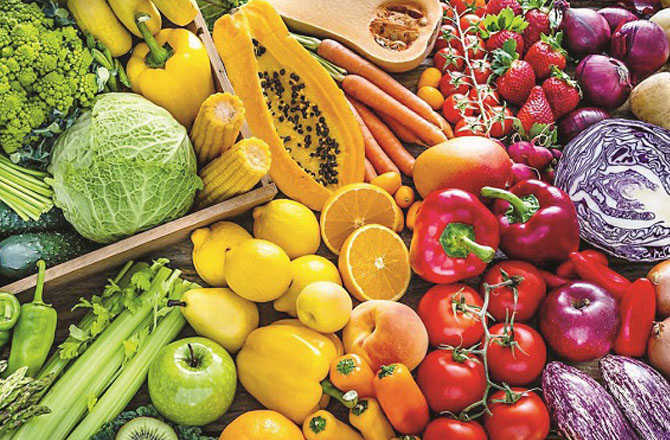 تازہ پھل اور سبزیاں(Fresh fruits &amp; vegetables): خلاباز خلا میں تازہ پھل اور سبزیاں کھاتے ہیں، لیکن وہ مخصوص اقسام تک محدود ہوتے ہیںجو خلا میں اگائی جا سکتی ہیں۔ اس کی وجہ یہ ہے کہ تازہ پیداوار کی پھل اور سبزیوں کی مدت بہت کم ہوتی ہے اور یہ تیزی سے خراب ہو سکتی ہےجوعملے کیلئے حفظان صحت کا خطرہ پیدا کر سکتی ہے۔