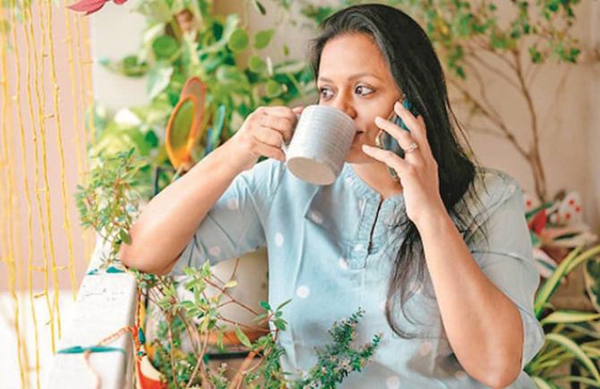A headache caused by not drinking tea or coffee for a day is caused by caffeine. Photo: INN