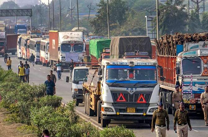 "Raasta Roko" andolan of truck drivers in Nagpur. Photo: PTI