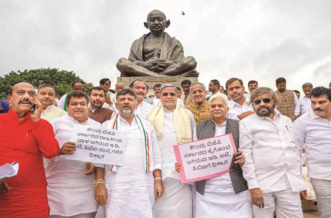 Karnataka Chief Minister Sidda Ramya and Deputy Chief Minister DK Shivakumar protested against the central government and ED along with their ministers. Photo: INN