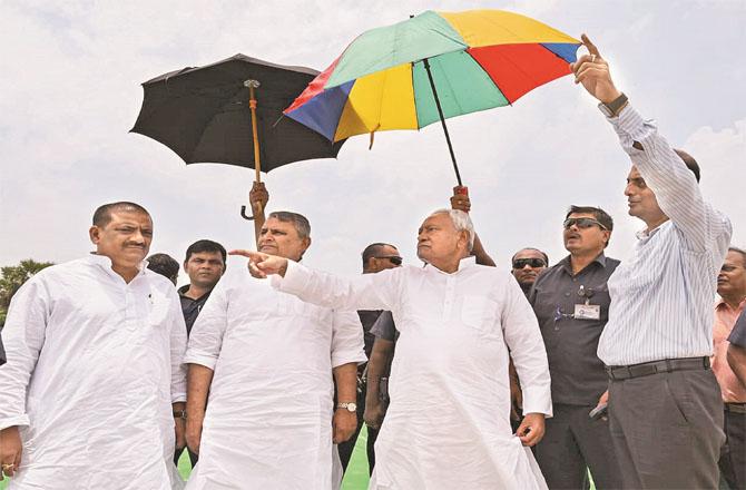 Nitish Kumar has increased the economic package pressure on the central government. In the picture, he is reviewing the Ganga project in Patna. Photo: PTI