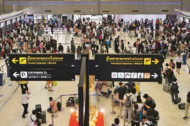 A rush of passengers can be seen at Bangkok airport after services were affected. Photo: AP/PTI
