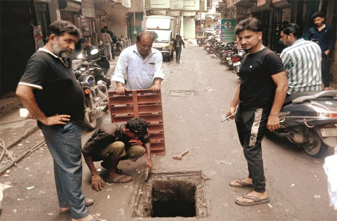 An open chamber in the city is being covered. Photo: INN