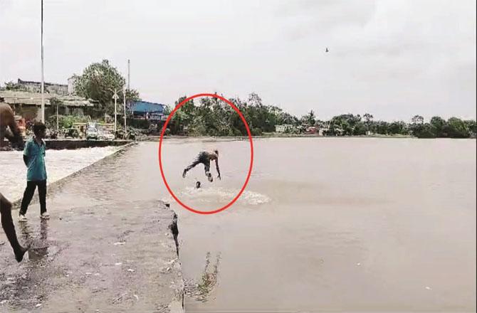 A boy diving in Kamwari river. Photo: INN