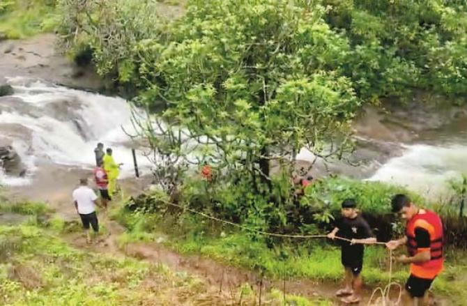 A rescue team consisting of expert divers is engaged in their work to find the drowned people. Photo: INN
