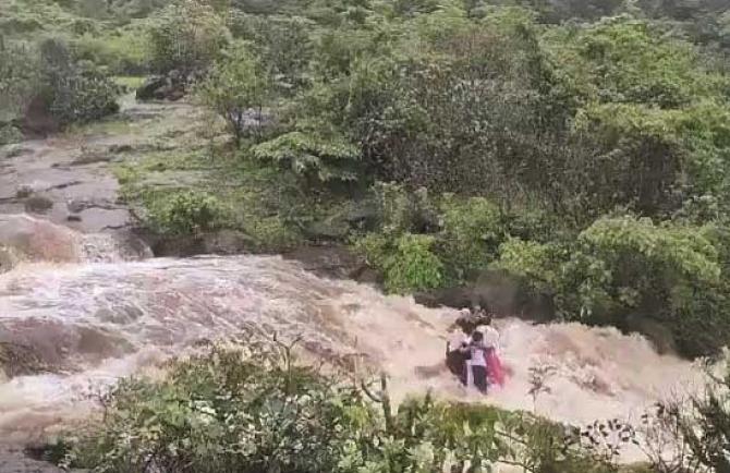 Due to a little carelessness, 5 people lost their lives in the Bhushi Dam of Lonavala. Photo: INN