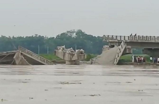 More than 9  bridges have collapsed so far. Photo: INN