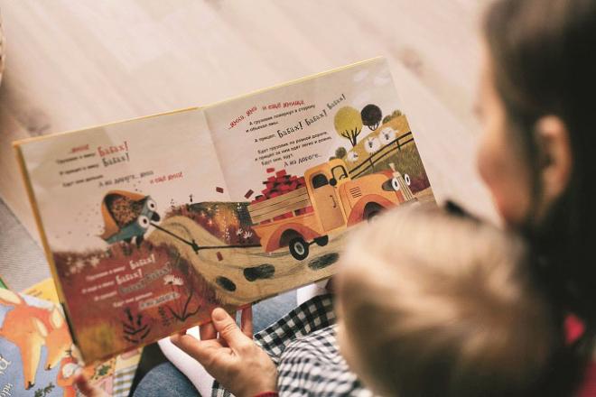 To keep children away from mobile phones, let them read small picture books. Photo: INN