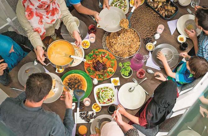 Experts advise to eat 2 hours before going to bed for good health. Photo: INN
