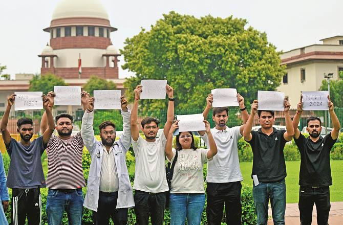 The Minister of Education should tell why these students are protesting outside the Supreme Court. Photo: INN
