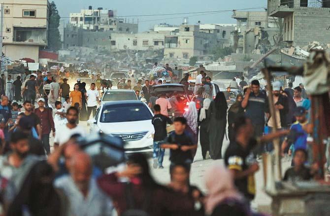A devastated area of ​​central Gaza where life goes on despite the attacks. Photo: PTI