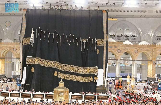 Soul-stirring scenes of the changing of the cover of Kaaba Allah on the occasion of 1st of Muharram on Sunday. Photo: INN