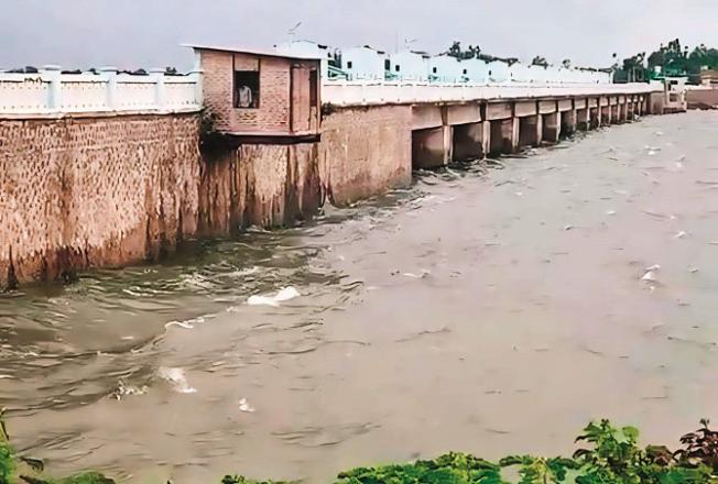  Girna Dam, located in Nashik district, is the main source of water supply in two districts, this dam was constructed in 1969.  Photo: INN