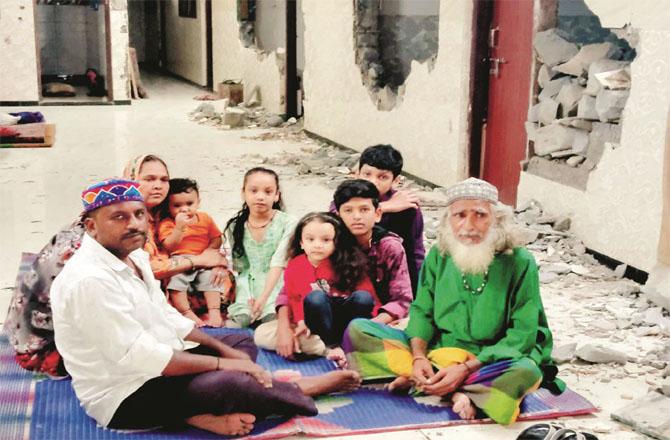The affected family members are sitting under the open sky. Photo: INN