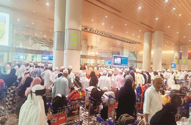 Pilgrims from 3 ships arriving in Mumbai on the first day are waiting to leave with their luggage. Photo: INN