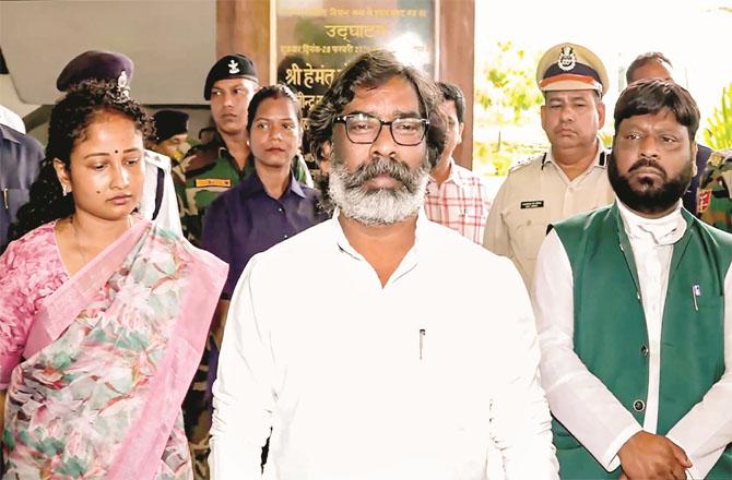 Hemant Soren with his wife and other party workers in Ranchi after the ED`s petition was dismissed in the Supreme Court. Photo: PTI