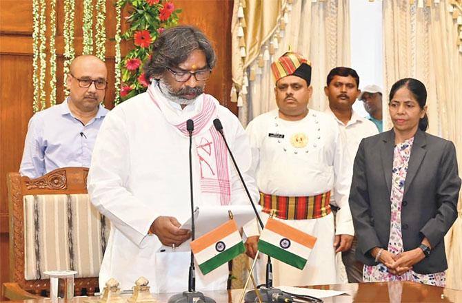 Governor CP Radhakrishnan (not pictured) administered the oath of office and secrecy to Chief Minister Hemant Soren. Photo: INN