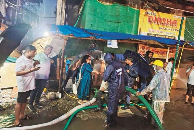 Efforts are being made to drain the accumulated water outside the Kalyan station. Photo: INN