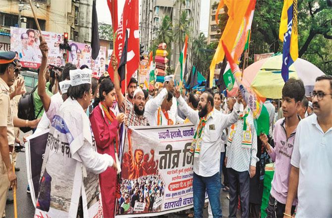 Hundreds of people protested against the officers who came to encircle and measure the land of Madrideri in Kurla. Photo: INN