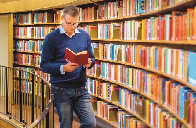 Before commenting on a book, the commenter should read the book completely. Photo: INN