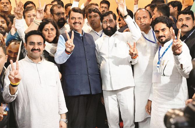 Mahayoti leaders Eknath Shinde, Devendra Furness, Pankaja Munde and others show victory signs after the results. Photo: Syed Sameer Abidi