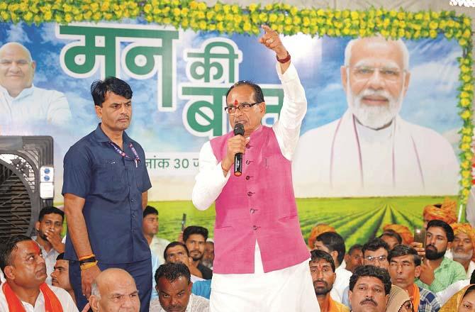 Former Chief Minister of Madhya Pradesh Shivraj Singh Chouhan organized a `Man Ki Baat` listening event. Photo: PTI