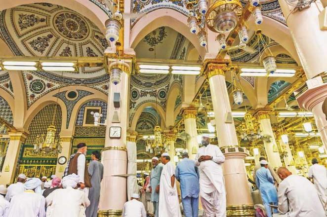 The majority of those who go to Masjid Nabawi (PBUH) are proud of this honor, but how many people are there who pledge to benefit from the Prophet`s (PBUH) biography? Photo: INN