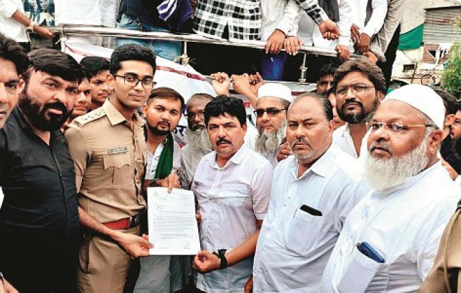 Handing over the memorandum to MLA Farooq Shah and other Deputy Police Commissioners. Photo: INN