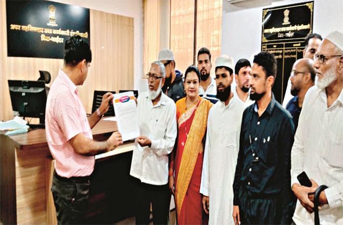 A memorandum was given to Tehsildar in Mira Road. Photo: INN
