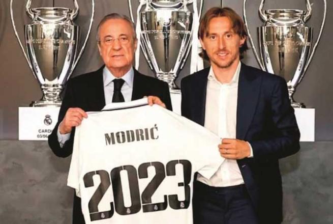 Luka Modric (right) after extending his contract with Real. Photo: INN