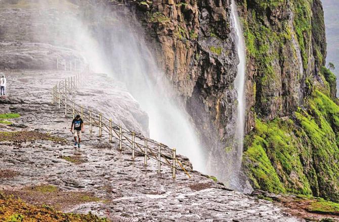 Water can be seen going up instead of down. Photo: INN.