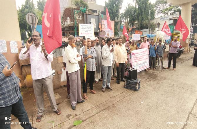 Under `Jan Wadi Hawkers Sabha`, the hawkers are protesting against the demolition operation. Photo: Inquilab