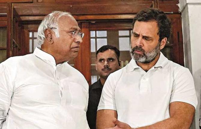 Rahul Gandhi and Mallikarjun Kharge. Photo: INN