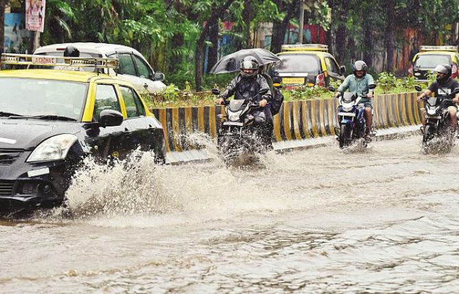 Vehicles can be seen passing through water on the road near Wadala Bridge. Photo: Shadab Khan