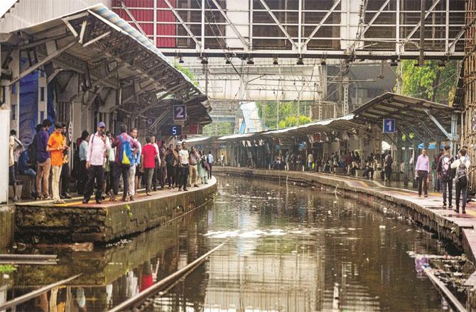 On Monday, the tracks remained submerged at many railway stations and the movement of trains was affected. Photo: INN