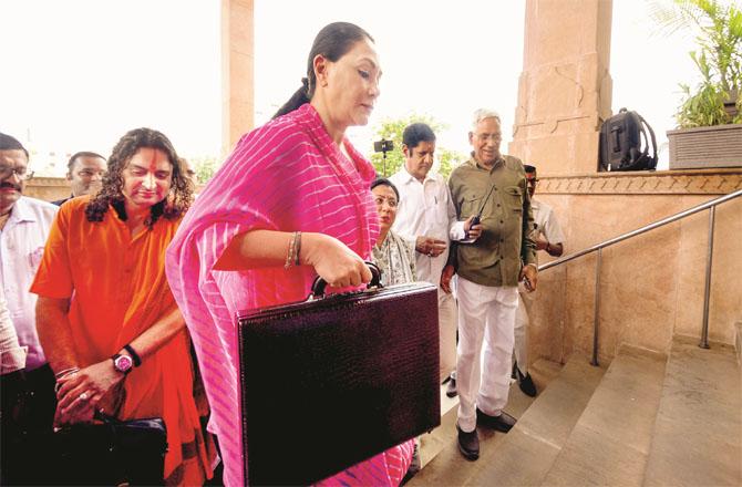 Dayakumari on his way to present the budget. Photo: INN