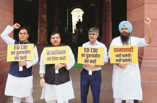 Sanjay Singh and others outside Parliament protesting for Kejriwal`s release. Photo: INN