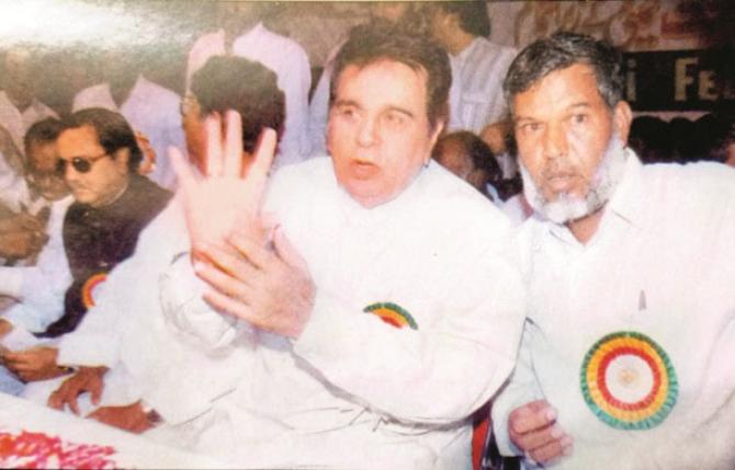 Shabbir Ansari at an event with Dilip Kumar. Photo: INN