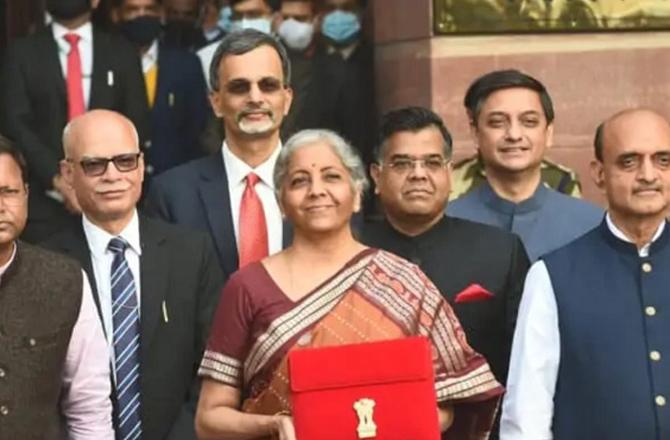 Finance Minister Nirmala Sitharaman and others. Photo: INN.
