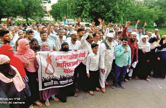 The protestors raised slogans like `Arupi to be hanged, Arif to be punished`. Image: Revolution