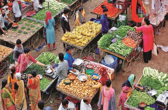 Skyrocketing inflation has made the life of the common man difficult. Photo: INN