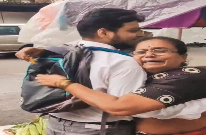 People captured the emotional scene of mother and son and made it viral. Photo: INN