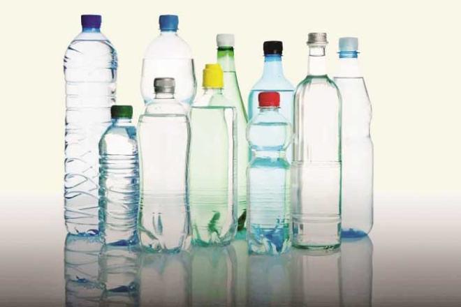 Bottles with different colored lids available in the market show the characteristics of the water. Photo: INN