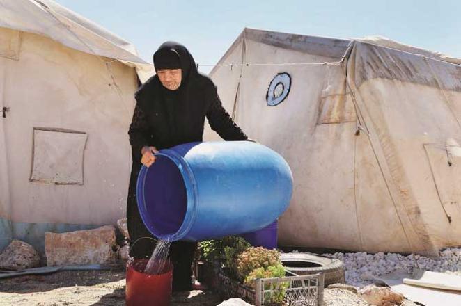 Displaced people in their own country are desperate for water. Photo: INN