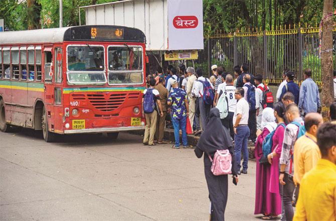 The city administration has advised to increase the bus fare to get out of the financial crisis. Photo: INN